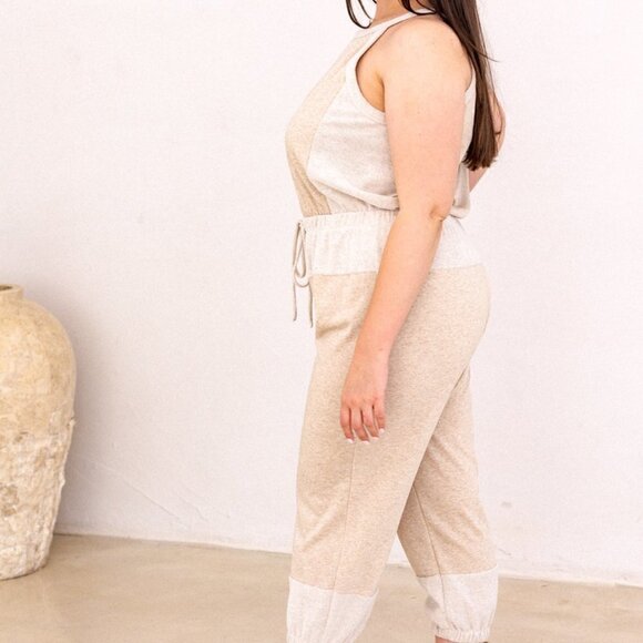 Curvy Plus Sleeveless Halter Neck Reverse Face Contract Jumpsuit - Picture 2 of 4